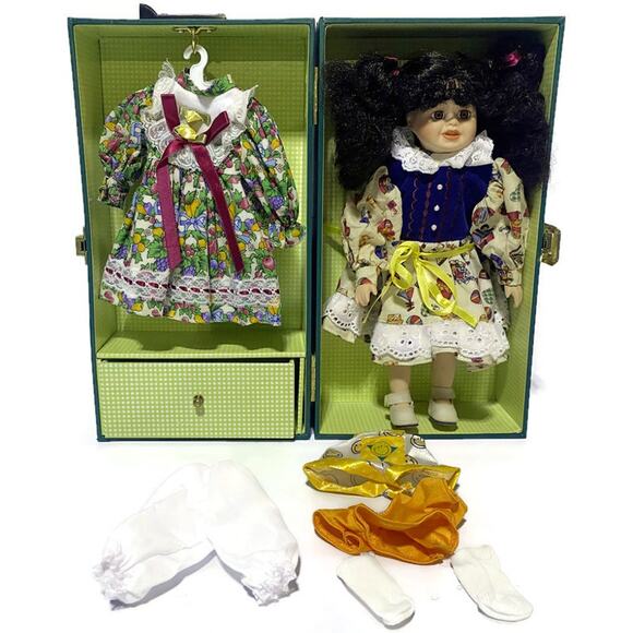 Lasting Impressions Doll Heritage Mint Companion Collection in Carrying Case 12" - Picture 3 of 12